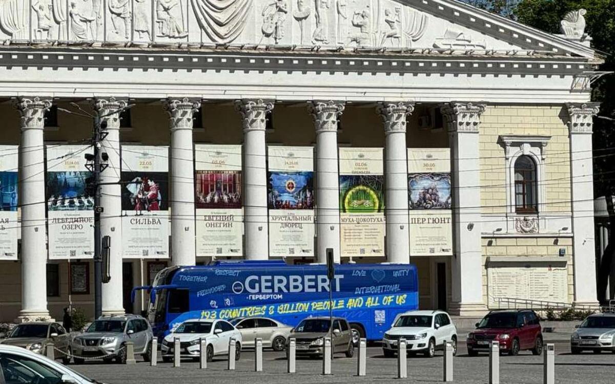    Креативный маркетинг или нарушение закона: воронежский бизнесмен злоупотребляет разрешением на парковку автобусов? Фото редакции