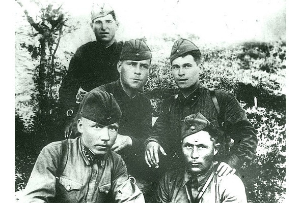 Часть командного состава 6-й батареи 143-го артполка 14-й дивизии 14-й армии Карельского фронта. В первом ряду слева направо: лейтенант Иван Андреевич Уродков (1918 — 1941 гг.), младший лейтенант Пантелей Павлович Коваленко (1914 — 1941 гг.). Во втором ряду: младший лейтенант Александр Михайлович Осипов (1912 — 1941 гг.), младший политрук Николай Андреевич Васильев (г.р. 1919). На заднем плане — замполитрука Иван Кобыленко.