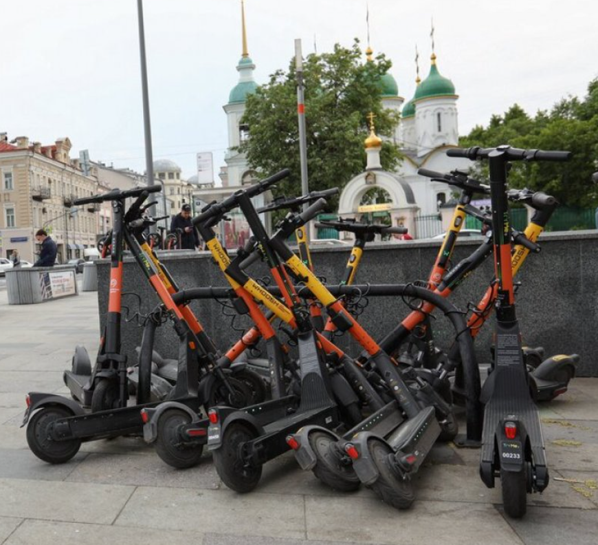 Электросамокаты больше не обслуживаются, теперь не прокатишься. На улицах стало непривычно спокойно. 
