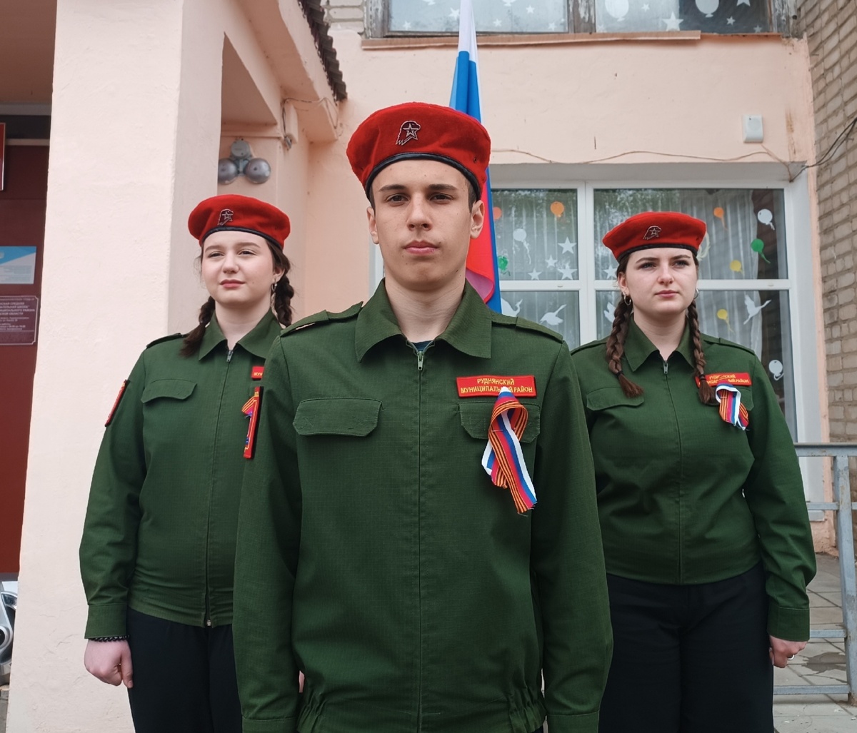 Линейка перед велопробегом 7.05.2025 года. Знамённая группа - ученики 10 класса.