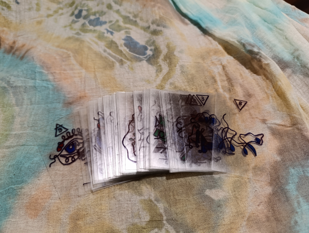 Смотрим подкололную карту и ту, что легла поверх колоды. Они об общей атмосфере расклада. О ней чуть ниже после вводной информации. 