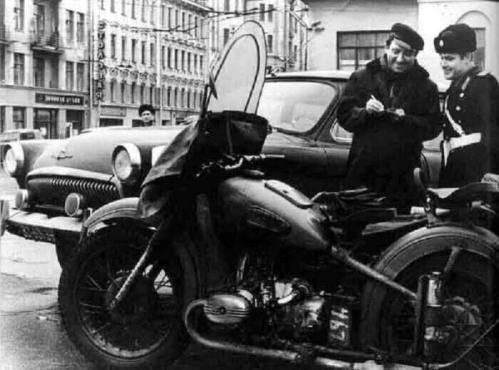 Юрий Никулин дает автограф сотруднику ГАИ. СССР, 1960-е.