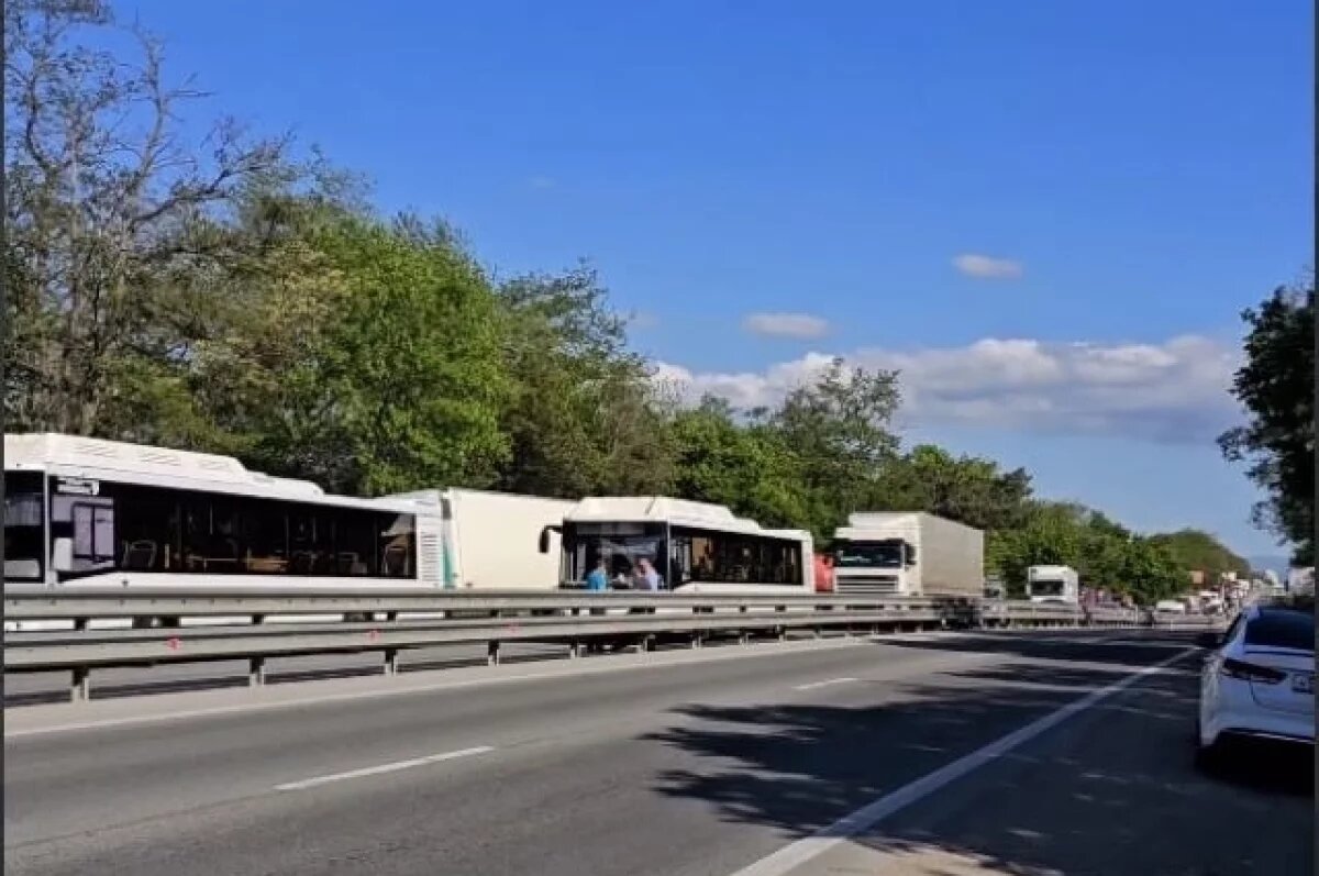    На трассе под Симферополем случилось ДТП на три полосы, образовалась пробка