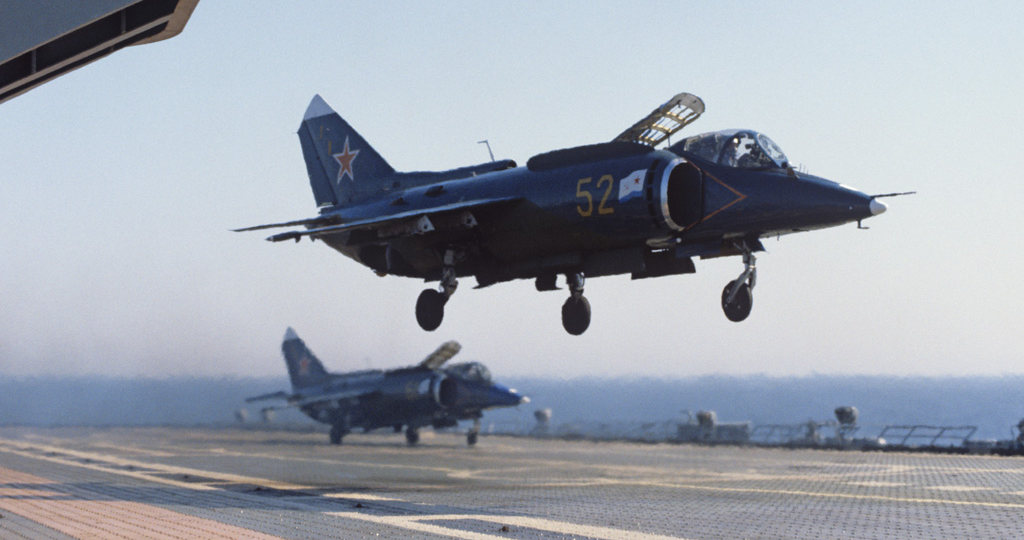 Почему Як-38 сам катапультировал летчиков и другие интересные факты о первом советском серийном СВВП