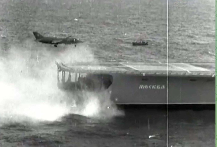 Як-36М заходит на посадку на палубу ПКР «Москва»