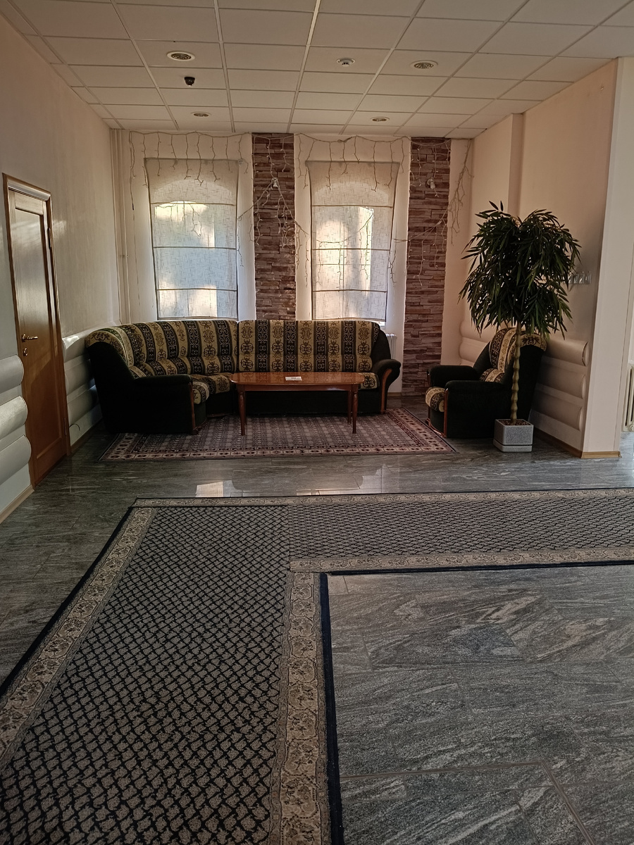 Коридорных поворотов настолько много, что плутаем до сих пор)