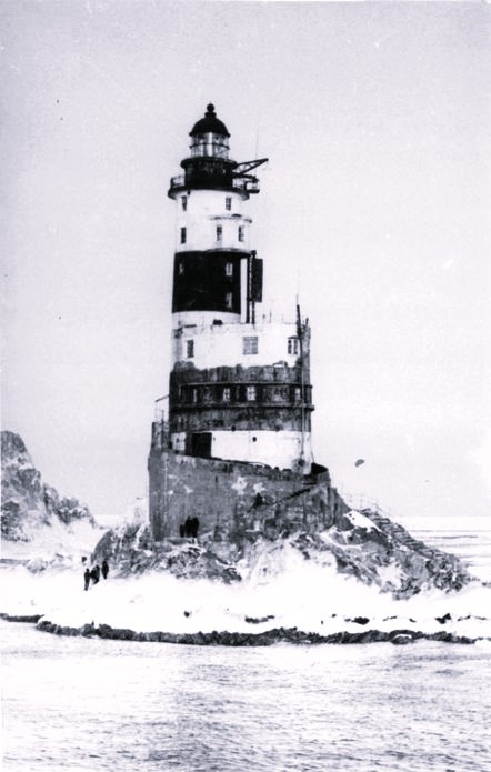 Маяк Анива в 1960-е гг. На фото видно, что подъём к маяку еще не утрачен. Источник ретрофото: с https://pastvu.com/p/284257