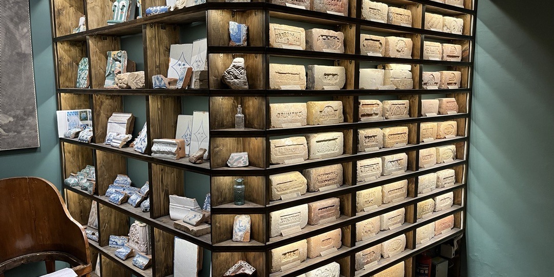 Читаем кирпичи как книги: московские постельные клейма на кирпиче XIX–XX веков: Фоторепортаж с выставки