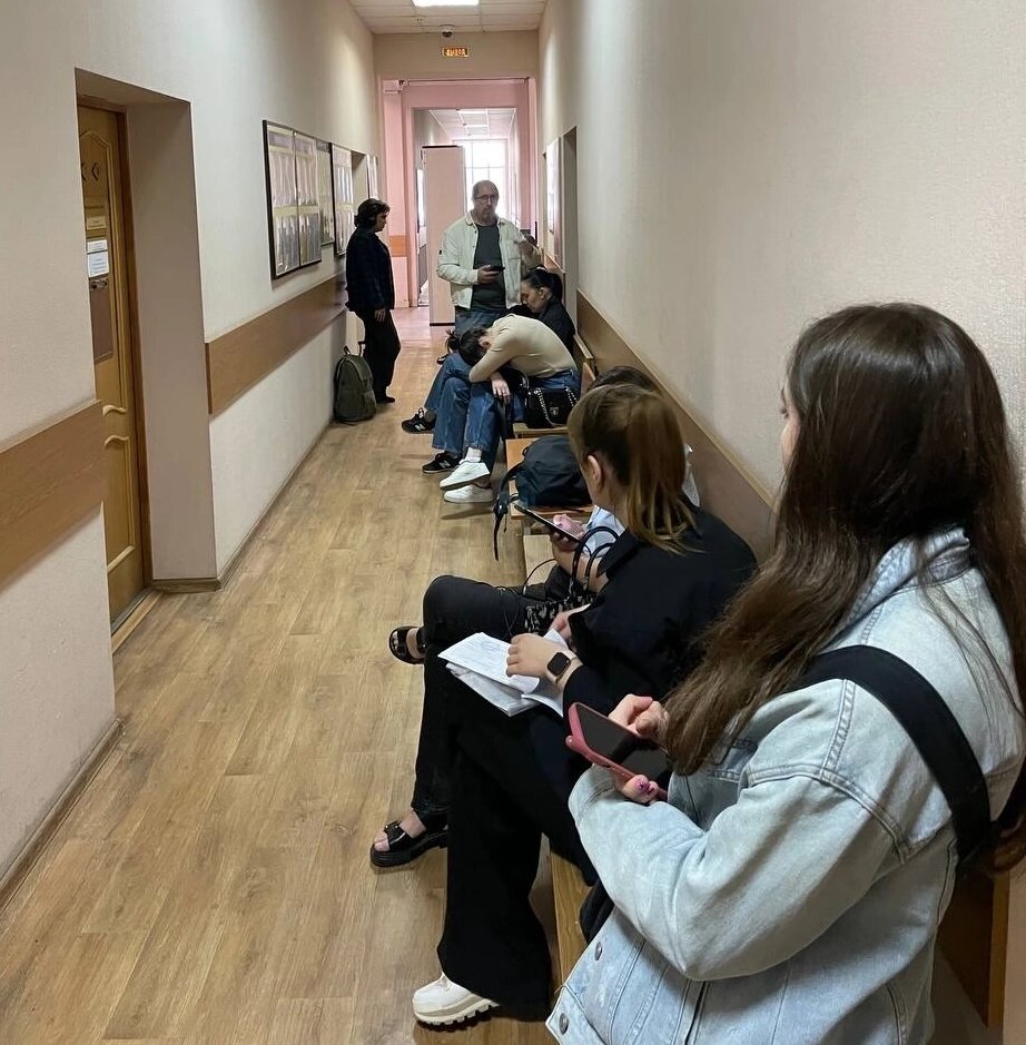    Журналисты ждали в коридоре несколько часов. Фото: АиФ-Ростов/ Сергей Сытов
