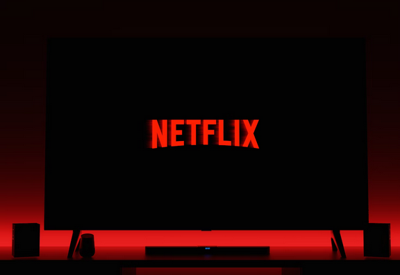 Иллюстративное изображение с лого крупнейшего в мире по числу подписчиков онлайн-кинотеатра - американского Netflix.