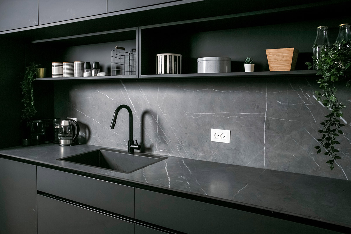 Черный цвет выглядит стильно и дорого. Источник: Shutterstock📷
