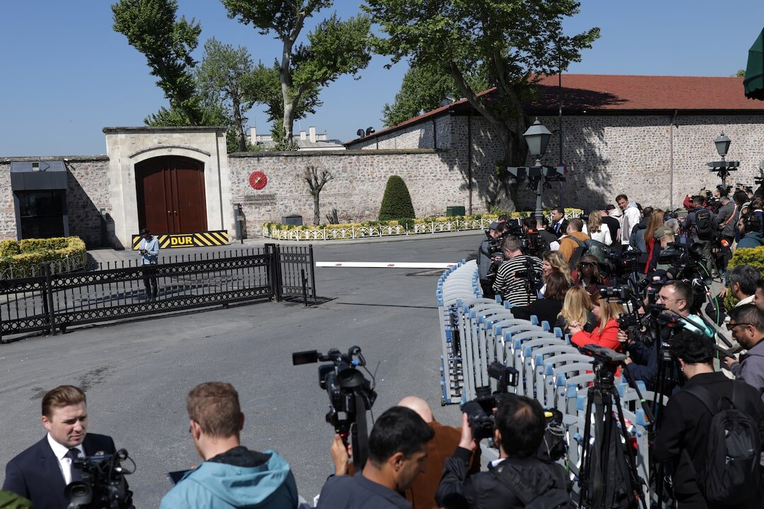 Журналисты с утра у Дворца Долмабахче 