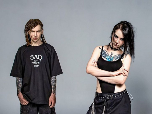 По словам Дарии Ставрович ("Нуки"), Игорь Лобанов ("Кэш") обратил внимание на вокал Дарьи Равдиной ещё в 2022 году, после чего участники группы Слот стали обсуждать замену вокалистки за её спиной