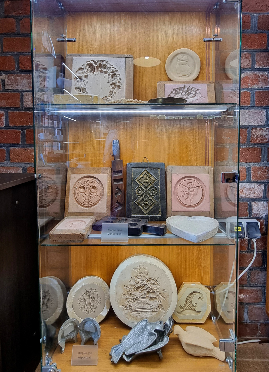 Столетние кондитерские формы для миндальной массы из олова и дерева в виде различных фигурок. Фото автора статьи.