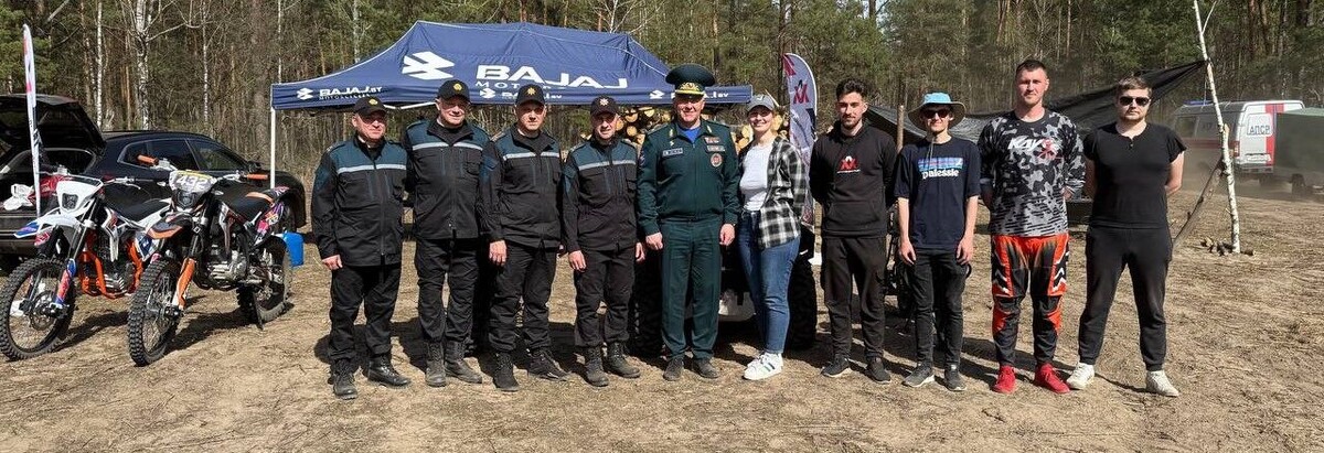 ООО «ТехноАгро» предоставило современную мототехнику для эффективного проведения поисково-спасательных мероприятий. Участники семинара смогли увидеть в деле:

KAYO K2 PRO.pngКроссовый мотоцикл KAYO K2 PRO 21/18 для быстрого передвижения по сложной пересеченной местности. Этому способствуют усиленная рама из сплава хрома и молибдена, мотор мощностью 24 л. с. и спицованные колеса с протекторными покрышками. За безопасность отвечают дисковые тормоза спереди и сзади. А за комфорт — телескопическая передняя подвеска и задний моноамортизатор. Пере