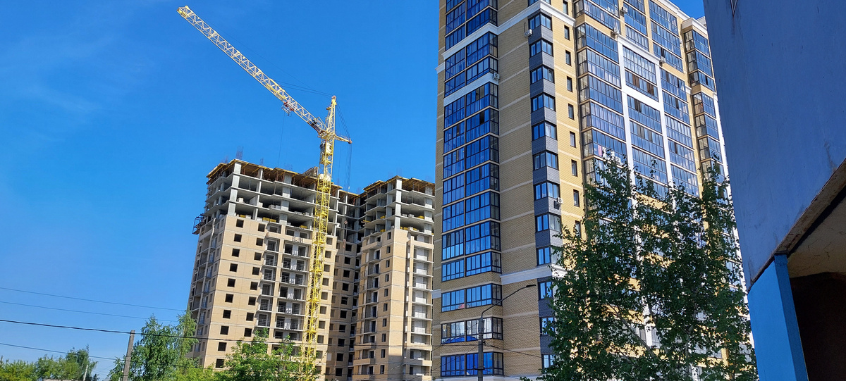   Эта стройка напротив моего окна. Дом всё еще тянут вверх. 