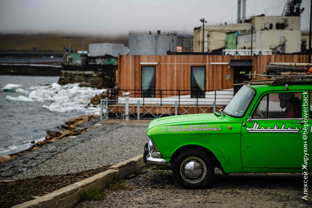 Эта фотка – символ нашего безумного путешествия!  Набережную ПЕВЕКА мы видели во сне! А теперь – вот она, наяву! И наш "Москвич" рядом! Невероятно! А какая у вас авто-мечта?