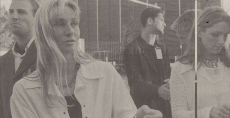 РОБКАЯ МАЛИН Берггрен раздавала автографы со своей сестрой Дженни. Малин в будущем будет стоять на заднем плане, позади сестры.