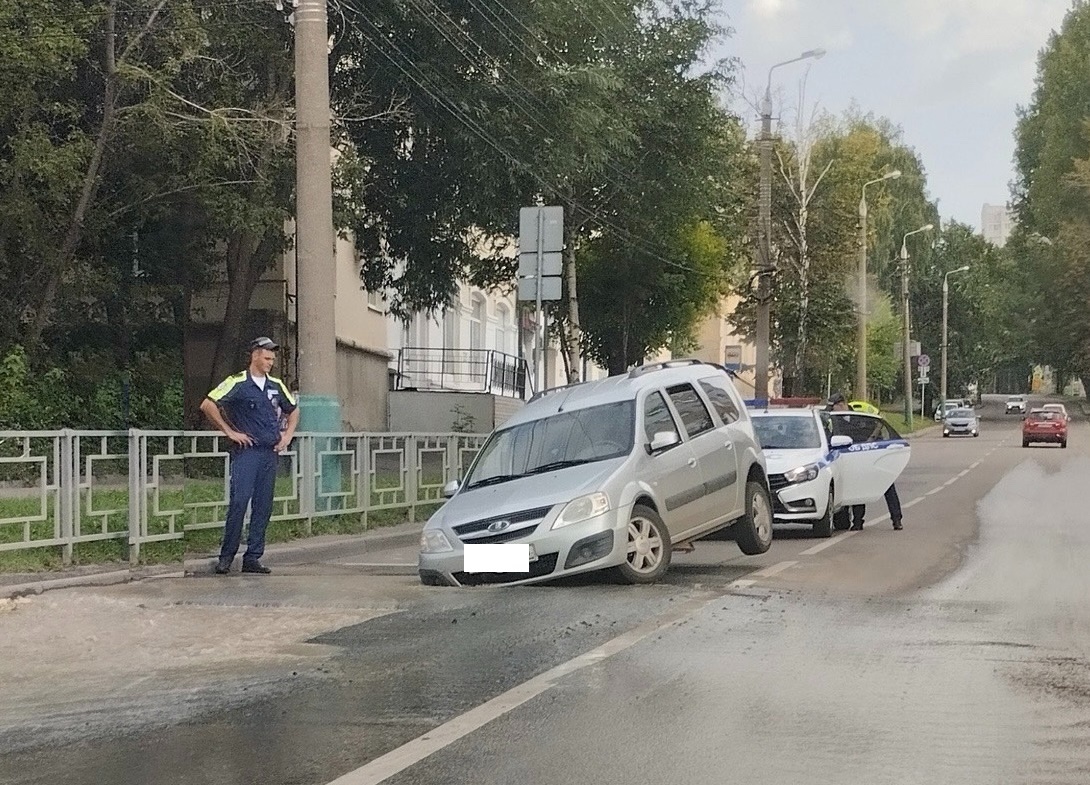 Во время движения Автомобиль провалился на дороге, что делать водителю. Ответ автоюриста
