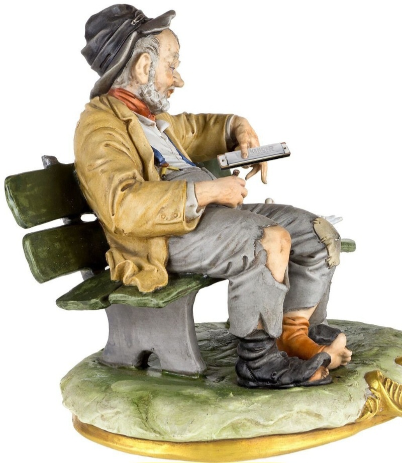 ...вдруг гармошку он убрал, положил в кармашек, сразу мир обычным стал, не милей, не краше...