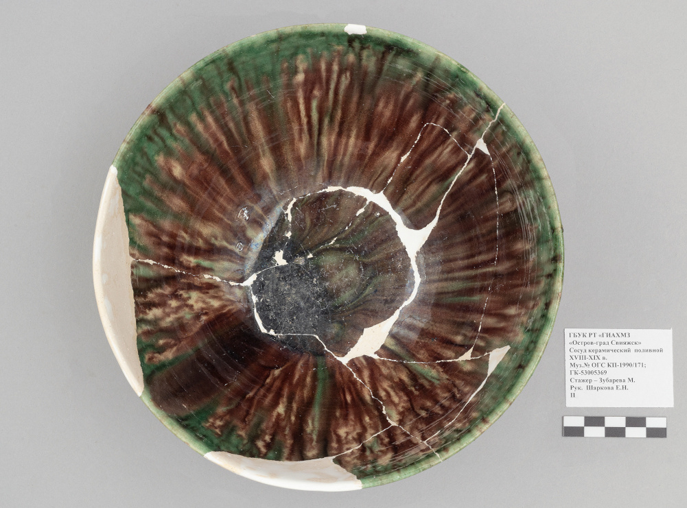 Рис.3. В процессе реставрации.Чаша после склеивания и восполнения утрат