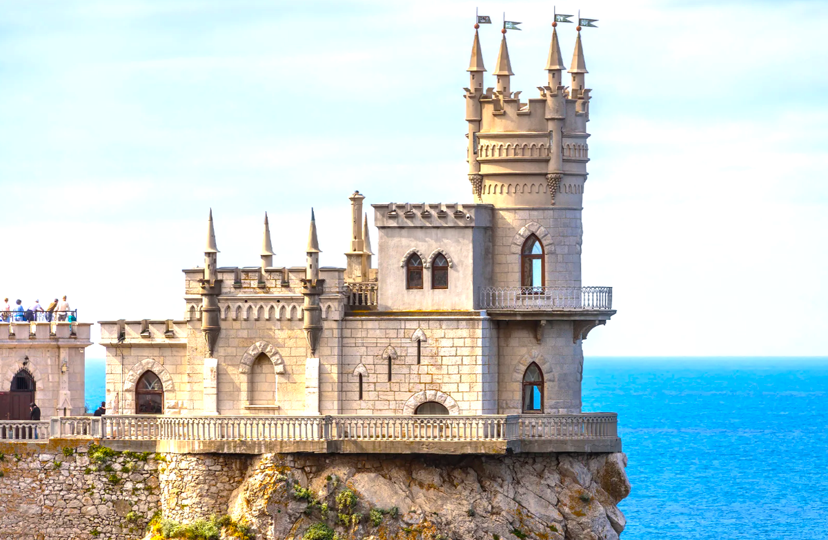 Ласточкино гнездо — одна из самых красивых достопримечательностей Крыма