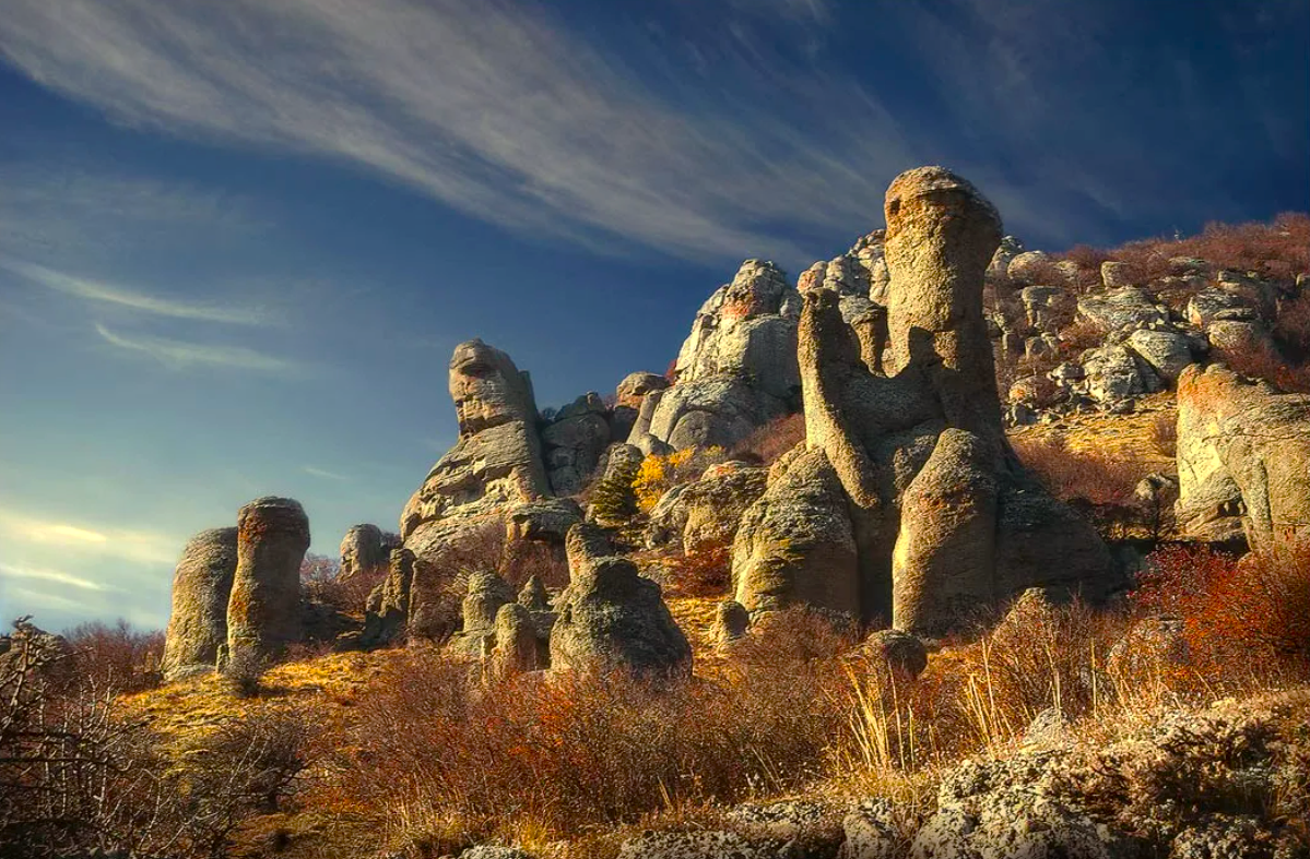 Долина Привидений в Крыму — одно из уникальных и удивительных природных образований, расположенных недалеко от крымского поселка Лучистое