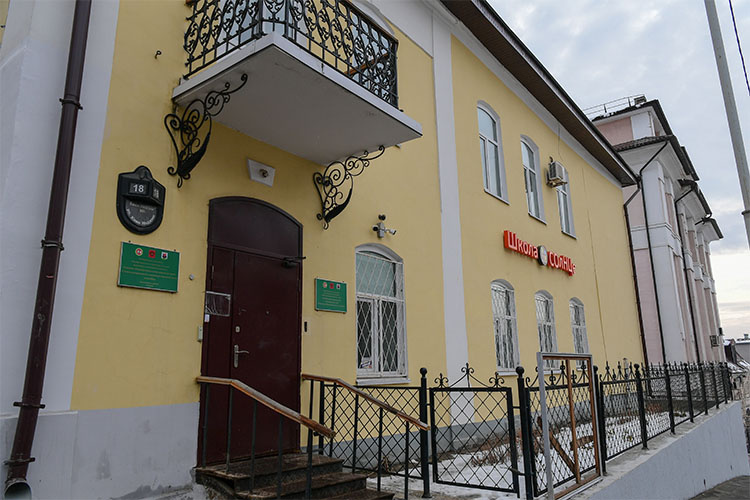    У Роспотребнадзора к школе «СОлНЦе» возникли вопросы из-за столовой.   
Фото: rais.tatarstan.ru