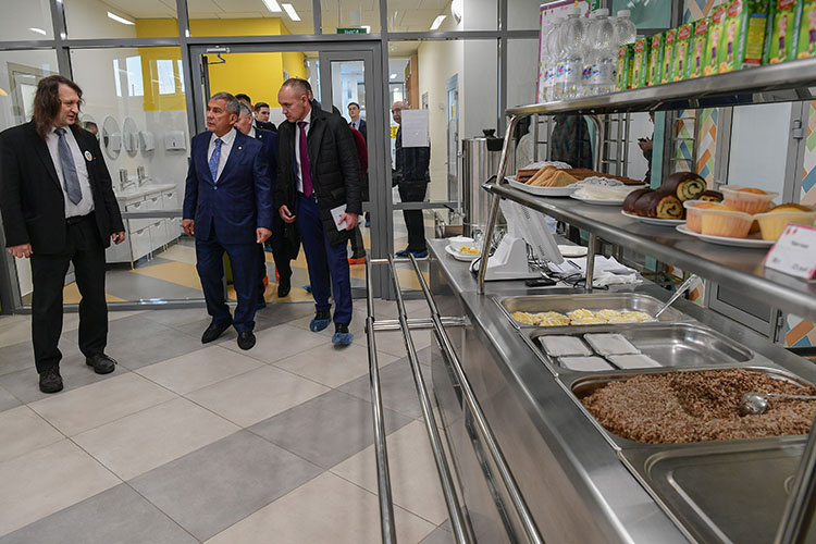    Почему новое здание, построенное в 2019 году по решению раиса РТ, сразу не приспособили под горячее питание — вопрос отдельный.   
Фото:  rais.tatarstan.ru