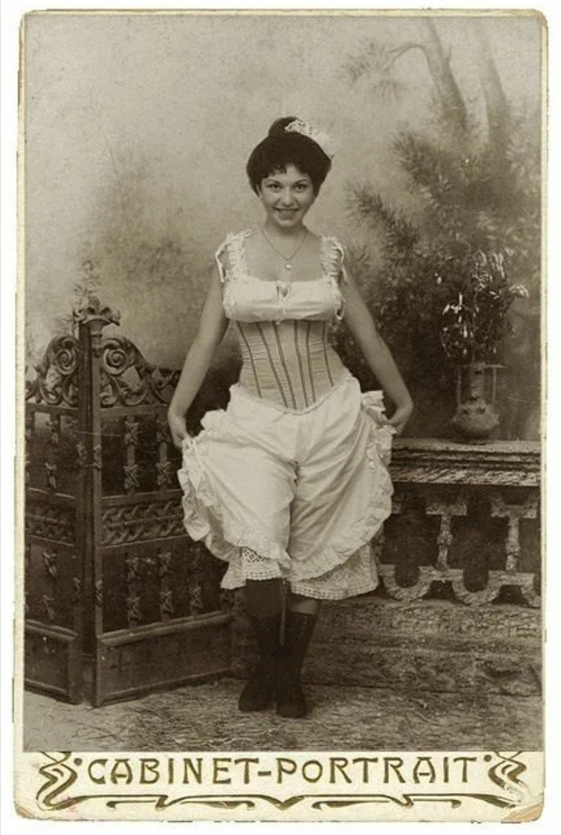 Жрицы любви даже снимались для фотокарточек в качестве рекламы такие фото оставляли в клубах и салонах