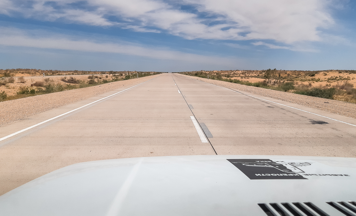 Невероятный автобан через пустыню Кызыл-Кум