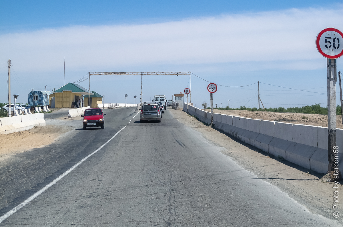 Въезд на мост через Амударью со стороны левого берега, охрана дремлет и никого не досматривают