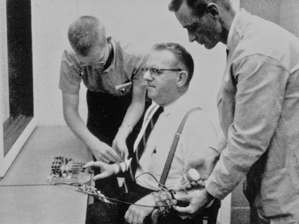 Эксперимент Милгрэма. На фотографии изображен актёр, который имитировал боль от ударов электрических зарядов.