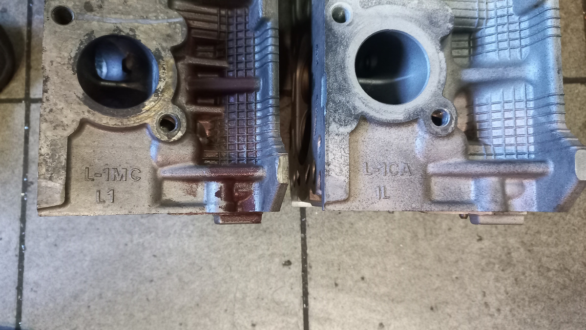 Справа та, которую бесконечно привозят. Но, а слева непонятная ГБЦ.