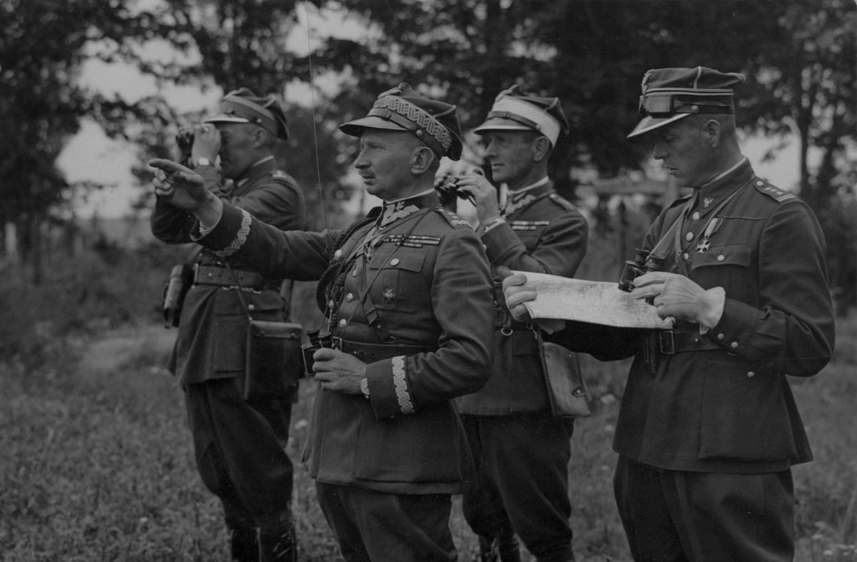 Генерал Юлиуш Руммель с офицерами штаба *