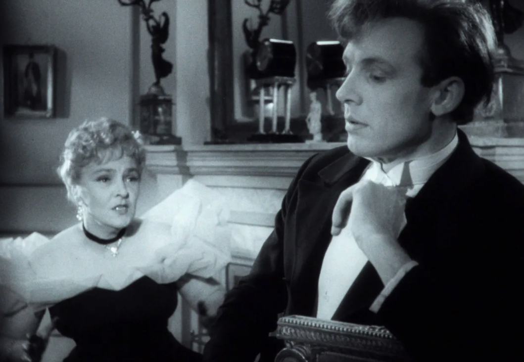 Кадр из зфильма. Елена Кузьмина в роли Авроры Бомпас и Иннокентий Смоктуновский в роли Генри