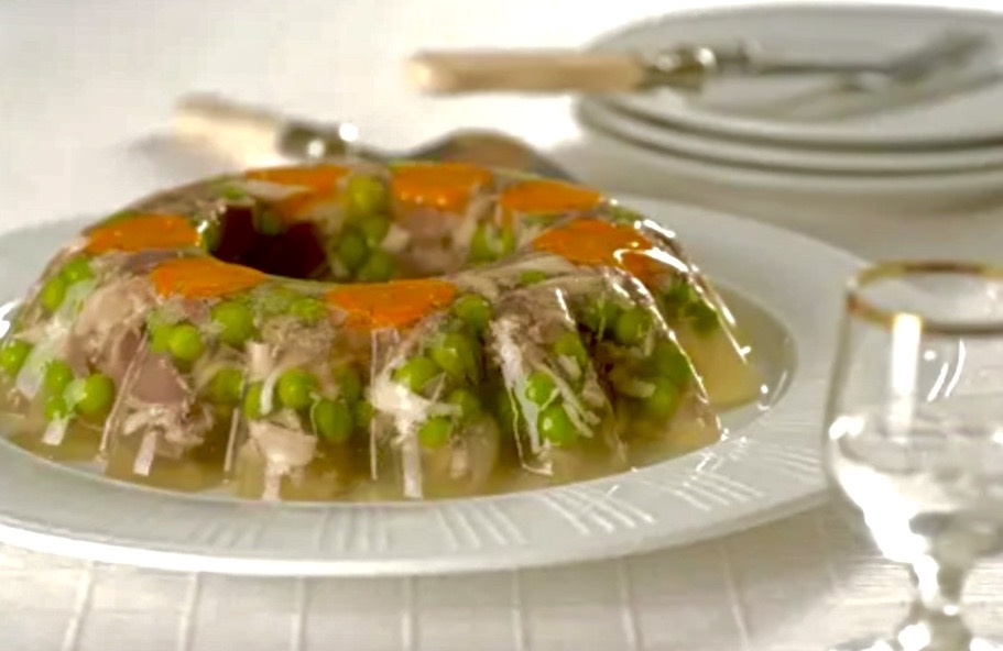 Заливное из куриных субпродуктов.