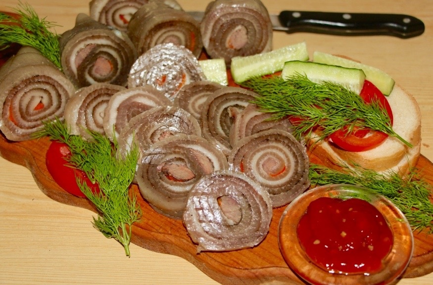 Домашний зельц из свинины и свиных шкурок.