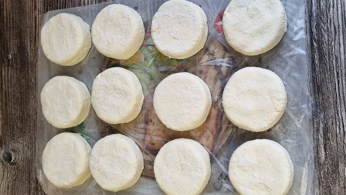 Сформируйте сырники одного размера, чтобы потом не мучиться со взвешиванием