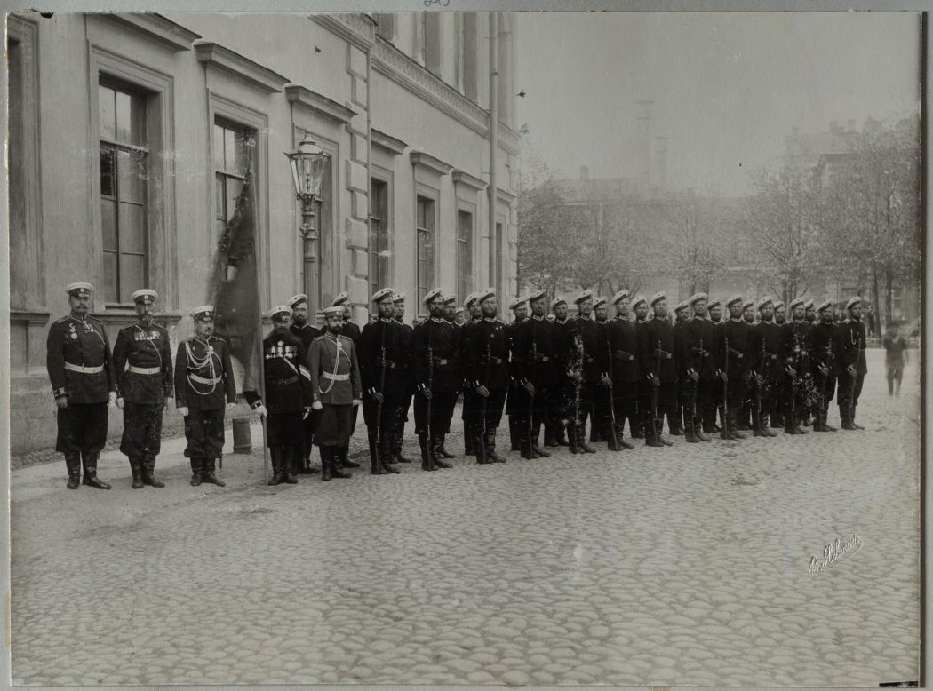 Взвод 12-го гренадерского Астраханского Императора Александра III полка 15 мая 1903 года в Санкт-Петербурге на праздновании 200-летия столицы Российской империи. По случаю 200-летия основания Петербурга. Ясвоин Вольф Ильич (Ильяшевич). 1903 г. Из альбома «Альбом 12-го гренадерского Астраханского Его Величества полка. Том II». https://catalog.shm.ru/entity/OBJECT/5773567?page=13&query=12-й%20гренадерский%20Астраханский%20полк&index=640