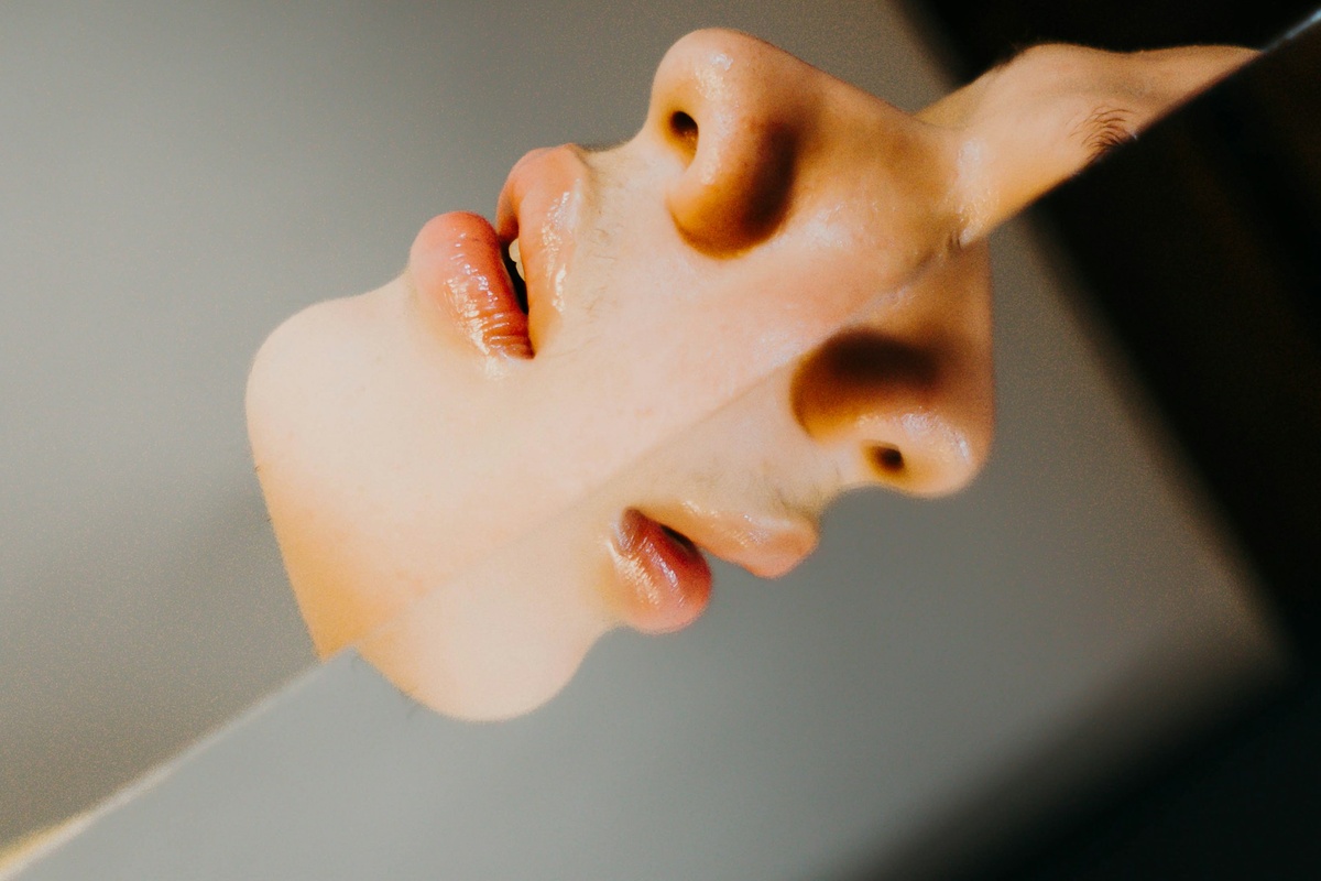     Почему люди нюхают руки даже при плохом запахе? Узнайте простой ответ ученых!