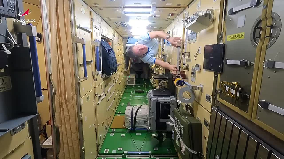 Кирилл Песков в МЛМ «Наука». Фото: Роскосмос