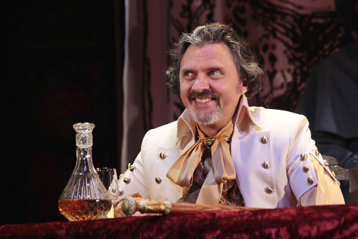 Актер Николай Лазарев в роли Людовика Великого 