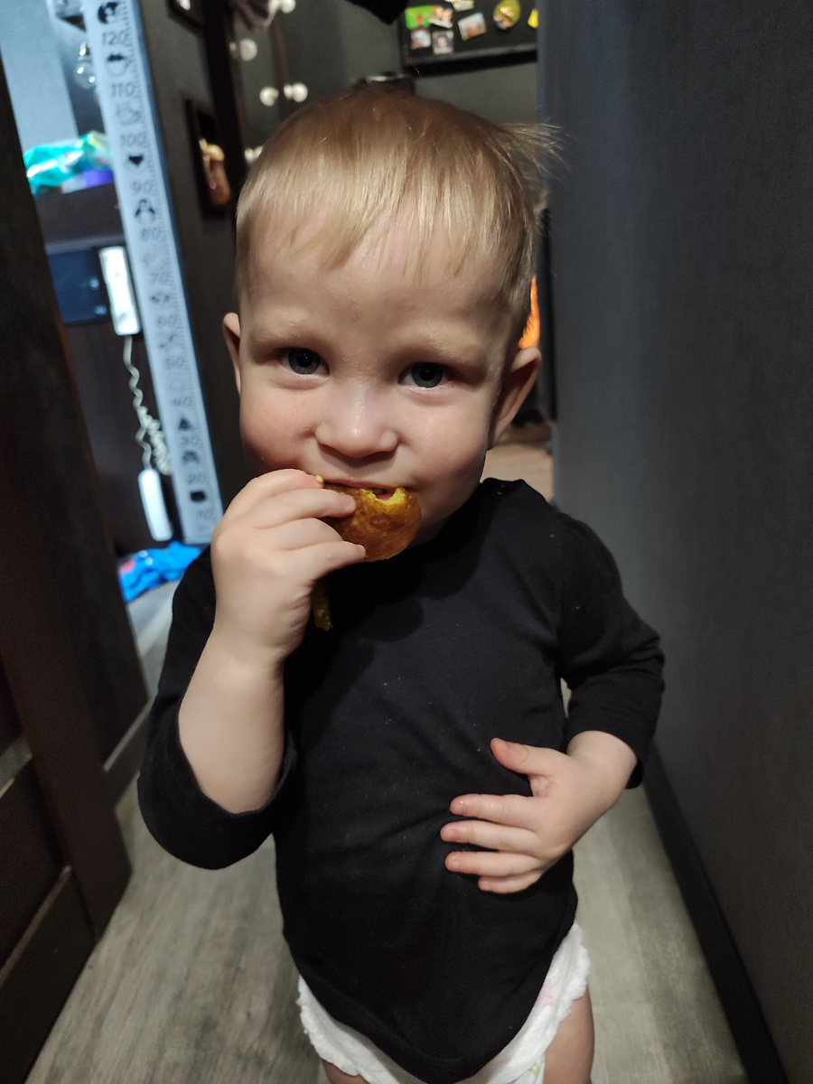 Фото автора. Ест торт и вытирает об себя руку😄