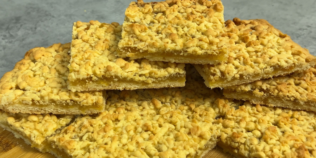 Сегодня я хочу поделиться с вами простым и невероятно вкусным рецептом тертого пирога с джемом