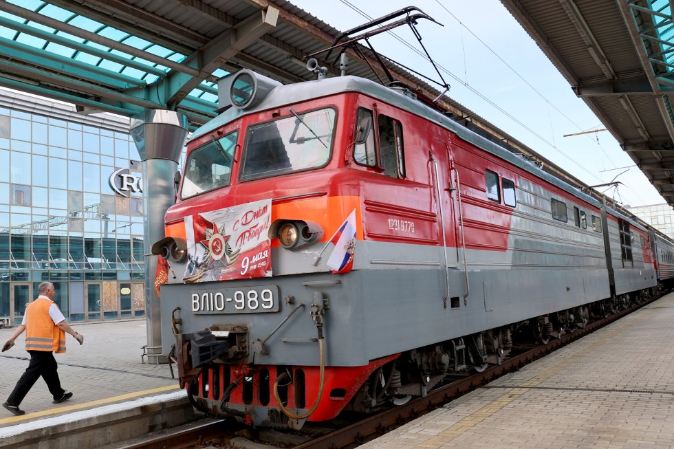 Первый  поезд после 11 лет перерыва на донецком вокзале, состав Донецк - Успенская, фото РИА Новости, автор Сергей Аверин