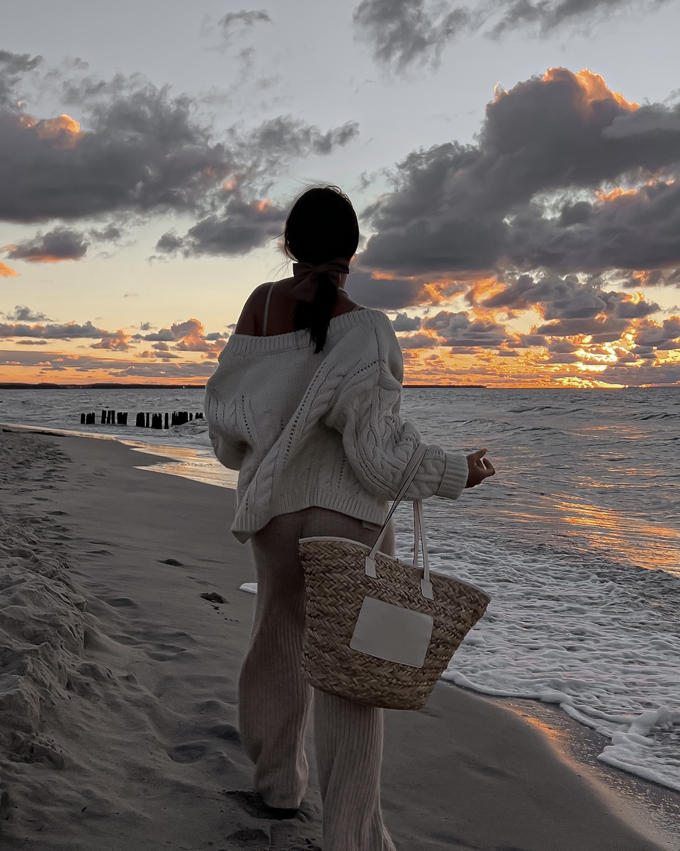 Июнь на Балтике — это когда ты идёшь в магазин в пуховике, а возвращаешься с мороженым. Потому что на улице +13, а в душе — лето.