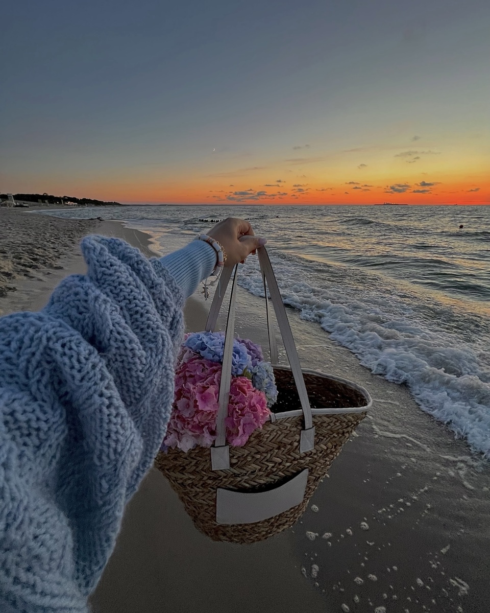 — Что взять с собой на побережье в июне? — Купальник, термос, свитер, шарф, одеяло, запасной купальник, надежду.