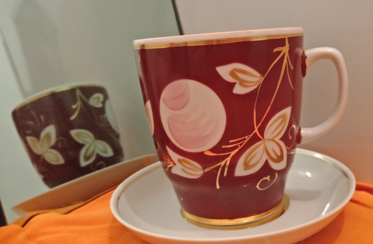 яркая, коричневое крытье, позолота (блюдце для декора)