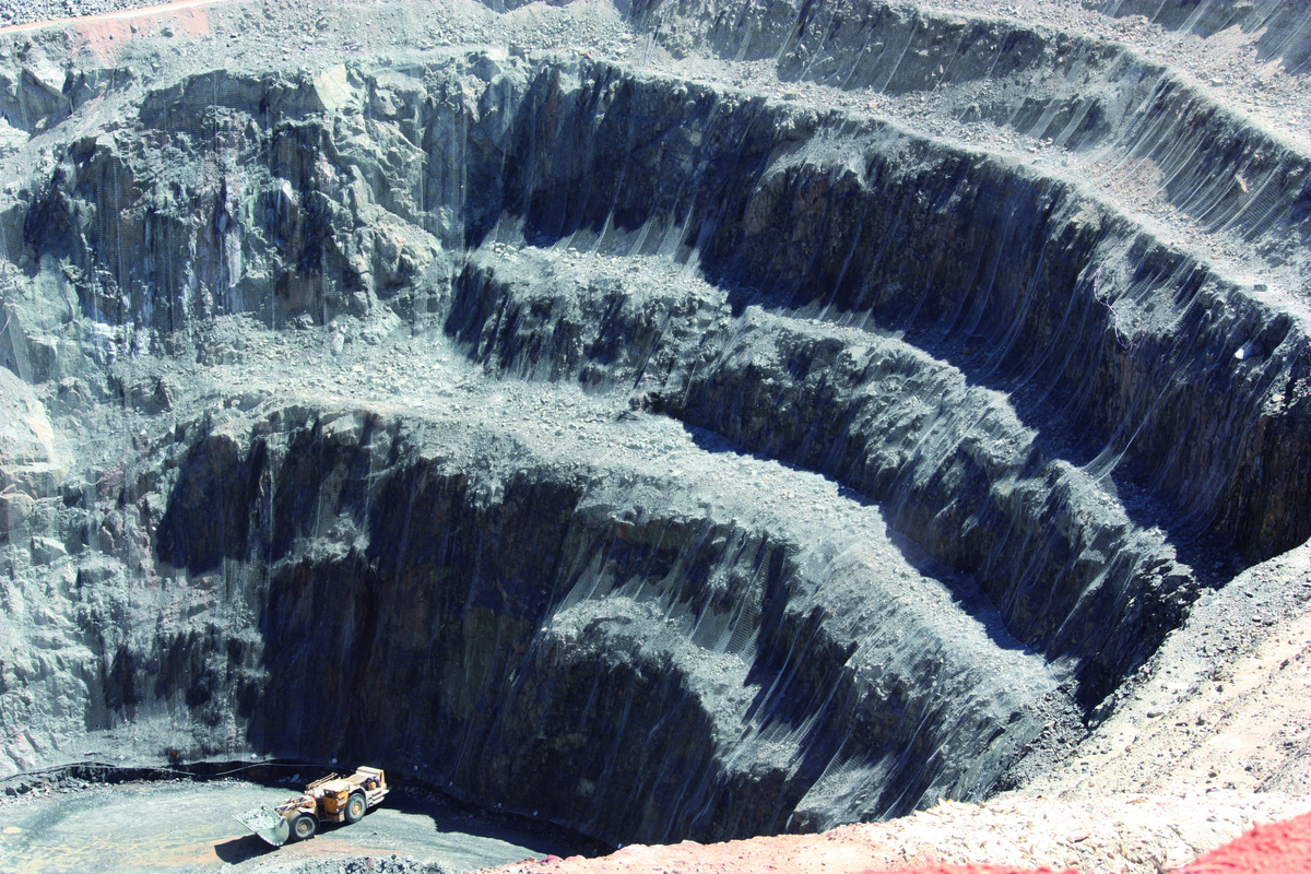 Противокамнепадная драпировка на бортах карьера